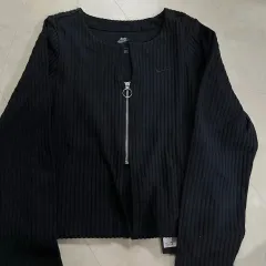新品(80) NIKE ロゴ チル ニットジップアップ カーディガン ブラックのサムネイル