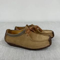 美品】クラークス ナタリー オークウッド スエード 23.0 - メルカリ