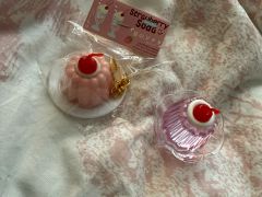 り*ん様 しろたん キューブ 水入り キーホルダー ストラップ - メルカリ