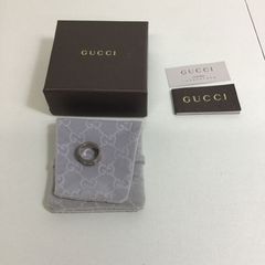 y*k様 GUCCI シルバー ロゴチャーム ピアス y*k様 GUCCI シルバー ロゴチャーム ピアス - メルカリ