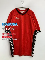 DIADORA ディアドラ Tシャツ/カットソー O レッド 前面プリント バックプリント ブランドロゴ その他総柄 ミドル丈 半袖 Vネック メンズのサムネイル