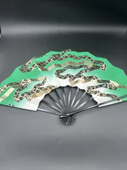FFW31 扇子 緑 金彩 波文様 51cm幅 目立った傷や汚れなしのサムネイル