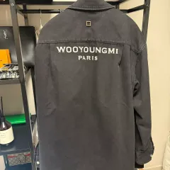 {A+/50} ウーヨンミ(WOOYOUNGMI) バックロゴ デニム ジャケットのサムネイル
