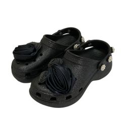 新品crocs 別注プラットフォーム グリッター サンダル 黒 金子彩着用