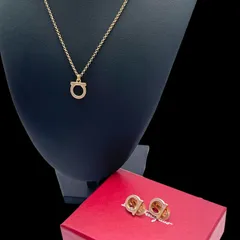 Salvatore Ferragamo サルヴァトーレフェラガモ ネックレス イヤリング ガンチーニ ロゴ 刻印 ピンク ゴールド アクセサリー 箱付きのサムネイル