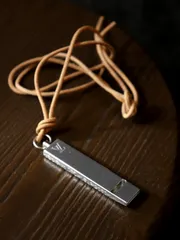 LOUIS VUITTON ヴィトンカップ 2000年限定 ホイッスル ネックレス メタル/レザーのサムネイル