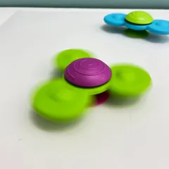 Fat Brain Toys ワーリースクイグズ 吸盤スピナー くるくる回る 知育玩具のサムネイル