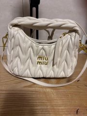 miu miu ホワイト ショルダーバッグ - メルカリ