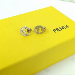 極美品】FENDI ピアス カーリグラフィ ラインストーン ゴールド - メルカリ