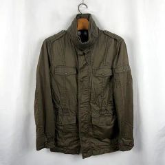 新品Lacoste 撥水ショート丈マウンテンパーカー　（箱無し500円引き） 新品Lacoste 撥水ショート丈マウンテンパーカー （箱無し500円引き