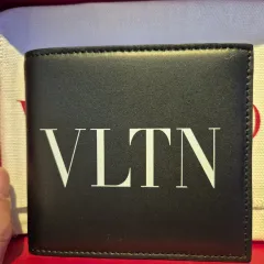 ヴァレンティノ VLTN 二つ折り財布 ブラック 在庫処分 (正規品新品)のサムネイル