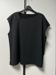 刺繍入りキナリVネックトップス | Mercari