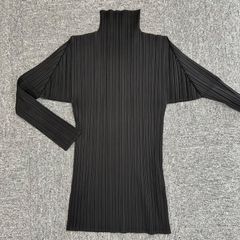 黒 プリーツプリーズ イッセイミヤケ ハイネック 長袖トップス サイズ3
