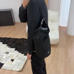 美品・白タグあり プラダ ボディバッグ 三角ロゴ 斜め掛け 多収納 メンズ 黒 美品・白タグあり プラダ ボディバッグ 三角ロゴ 斜め掛け 多収納