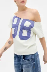 アーバンアウトフィッターズ レディース トップス Tシャツ ロゴ グラフィック BDG Urban Outfitters Off the Shoulder Logo Graphic TShirt GRのサムネイル