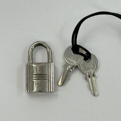クロエ キラキラカデナ 南京錠 バック キーチャーム - メルカリ