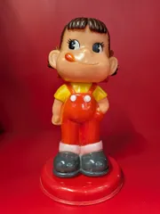 不二家 ペコちゃん人形 貯金箱 (ソフビ製/赤台座) 200mm - メルカリ
