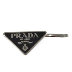美品】PRADA ブローチ 三角ロゴ サフィアーノレザー シルバー - メルカリ