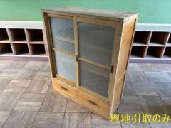 古い木枠のガラス戸棚　引き出し2杯　食器棚　水屋　キャビネット　古家具　古民家 古く味のある木製のガラス戸棚 引き出し2杯 食器棚 水屋 カウンター 古