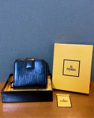 FENDI フェンディ ロゴ エナメル ブラック　二つ折り財布のサムネイル