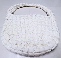 COS キルティング クラウドバッグ large アイボリー 50*35のサムネイル