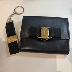 【TK】フェラガモ　ヴァラ　財布・チャーム　セット　中古のサムネイル
