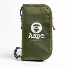（韓国国内配送）A BATHING APE アベイシングエイプ レディース パスポートケース - ポーチ （新品 正規品） 국방색のサムネイル