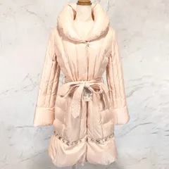未使用品　Chesty チェスティ　ダウンコート　ビジュー　ボリューム襟　共布ベルト　裏地ストライプ柄　ポリエステル　アクリル　ポリウレタン　ダウン80% フェザー20% ピンクベージュ　アウター　レディース　1サイズのサムネイル