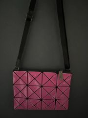 美品 BAOBAO ISSEYMIYAKE キーケース ポーチ チェーン ピンク - メルカリ