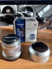 OLYMPUS M.ZUIKO DIGITAL 45mm F1.8 シルバー 元箱付 純正前後キャップ 社外フード付のサムネイル