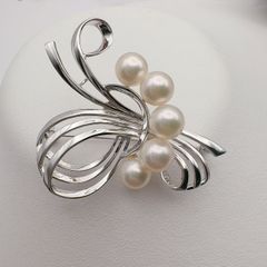 美品 MIKIMOTO 3連パールブローチ シルバー リボン フラワー 現行