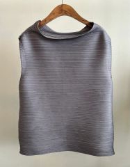 イッセイミヤケ　isaay miyake 変形トップス ISSEY MIYAKE 変形トップス - メルカリ