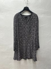 美品 MARK&LONA ゴルフ ボタニカル柄 ワンピース ラインストーンスカル