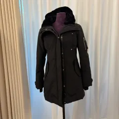 GUESS ブラック ダウン WHO Sのサムネイル