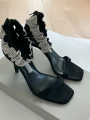 CHARLES & KEITH チャールズアンドキース ブラック スウェード キュービック ハイヒール サンダル 靴のサムネイル