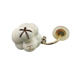 CHANEL カメリア クリーム色 ローズモチーフ ピアス - メルカリ