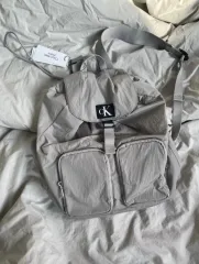 Calvin Klein カルバン・クライン ナイロン バックル CK ロゴ バックパック シルバー グレー 14-15インチのサムネイル