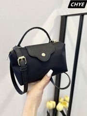 Women's handbag, fashionable and cute, in a soft light pink. A women's wallet and phone bag, made of nylon fabric with elegant PU leather trimming, lightweight and textured. Decorated with a metal buckle.