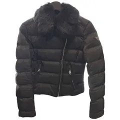 【中古】 PRADA プラダ  ラムファー付き ショート ダウンジャケット ブラック 黒 サイズ38 ブラック 29Y510 トライアングルロゴ ショット丈 ダウンジャケット レディース 26006225 HOのサムネイル