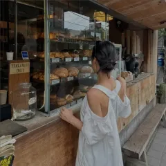 CHUU 姫宮 桃李 オープンショルダーブラウス 白のサムネイル