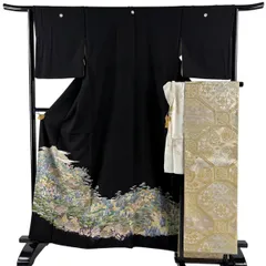 【美品】 黒留袖 身丈160.5cm 裄丈64cm M 袷 袋帯フルセット 落款 家屋 松梅 蘇州刺繍 金糸 黒 正絹 秀品 【中古】のサムネイル