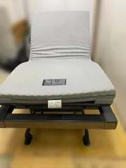 PARAMOUNT BED パラマウントベッド 楽匠 RQ1031SJB 3モーター 電動介護ベッド 日本製 2018年12月製 純正マットレス 純正リモコン サイドレール付 背上げ 脚上げ 高さ調整 動作確認済 美品　250715-12のサムネイル