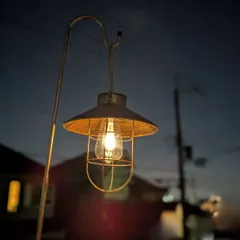 ◆ソーラーランタン レトロ調 18cm ブラック・ブロンズ 吊り下げスタンド付き ガーデンライト 屋外 キャンプ 自動点灯 LED 庭 玄関 ベランダ 防滴のサムネイル