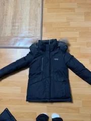 GUESS ダウンのサムネイル