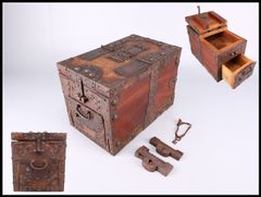 BK766　時代家具　江戸期　船箪笥　船金庫　鉄地金具　重厚　小箪笥　高さ48㎝ BK766 時代家具 江戸期 船箪笥 船金庫 鉄地金具 重厚 小箪笥 高さ48