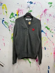COMME des GARCONS レッド ハート パッチ グレー COLOR ウール カーディガン Lのサムネイル