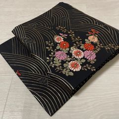 アンティーク名古屋帯　花模様　菖蒲　刺繍　黒地　全通柄　正絹　N66-26 アンティーク名古屋帯 花模様 菖蒲 刺繍 黒地 全通柄 正絹 N66-26