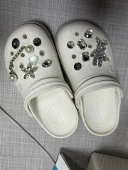 新品】Crocs 厚底 サンダル フラワー装飾 ベージュ - メルカリ