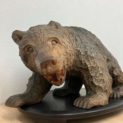 北海道 秀作手彫り熊 堀井清美作 鮭背負い熊 - メルカリ