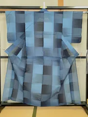 831B【アンティーク着物】単衣 藍色×黒  ブロックチェック柄 透け感あり 洒落着 リメイク素材にものサムネイル